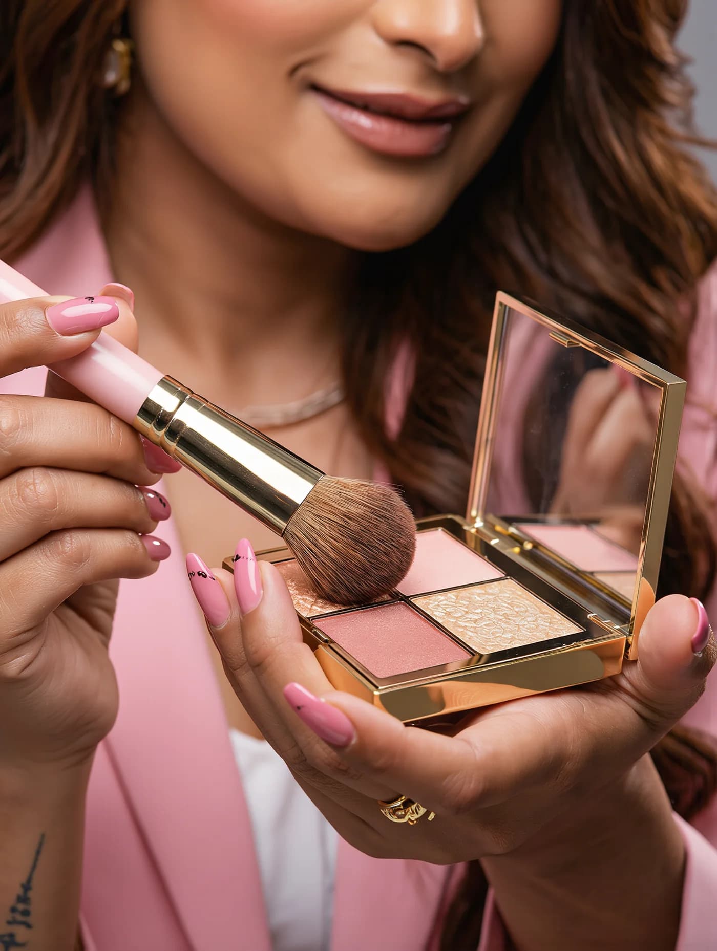 Janu's hands at work over a golden palette with fine brushes